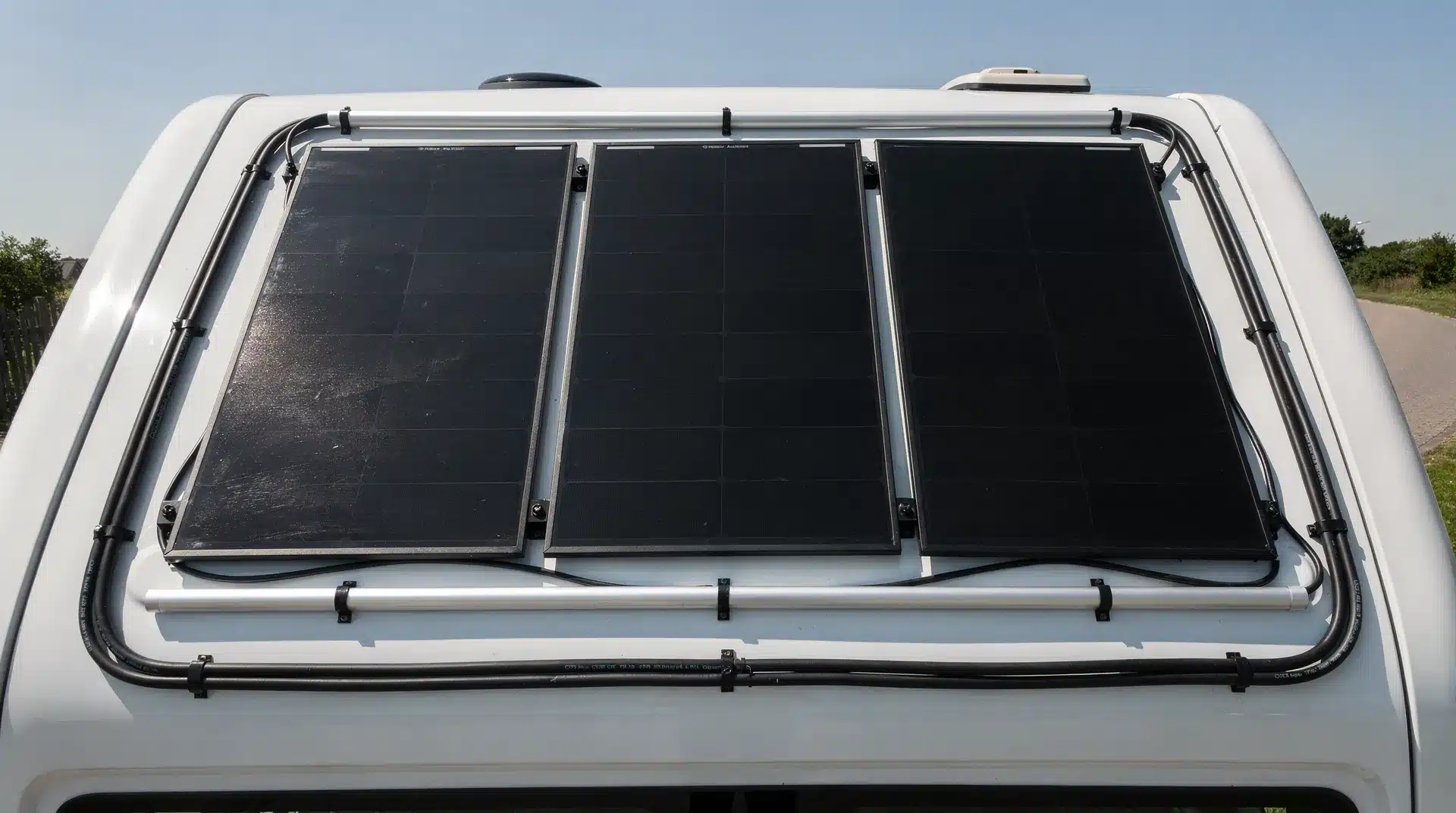 Panneaux solaires souples installés sur le toit d'un van aménagé en autonomie complète